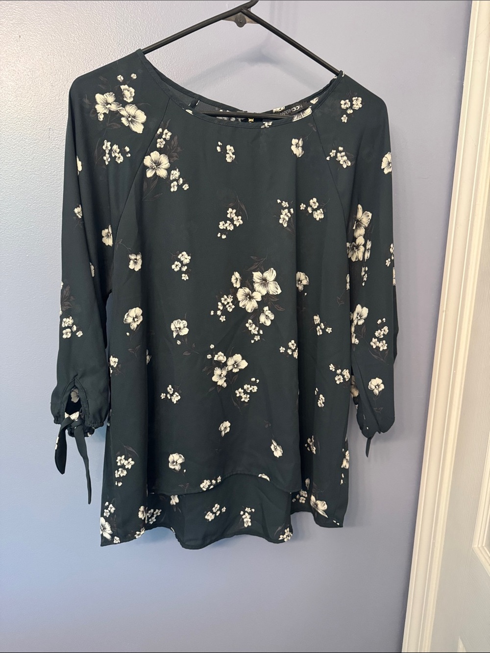 Paper moon Women’s Floral Tie-Sleeve Blouse